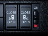 運転席からもスライドドアを楽々操作でスピーディーに!またスマートキーでも開閉できるので便利です。