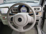 オーディオの音量やチャンネル操作ができるスイッチが、ハンドルに付いています。運転中でも、操作が行えて非常に安全・便利です!