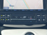 【オートエアコン】一度お好みの温度に設定すれば、車内の温度を検知し風量や温度を自動で調整。暑い&hellip;寒い&hellip;と何度もスイッチ操作をする必要はありません。快適な車内空間には必須の機能ですね♪