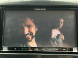 映像を映し出せるモニターを備えており、停車中の休憩時間などにテレビ番組や映像を楽しめます。画面の表示も見やすく、車内で過ごす時間を充実させたい方に便利です。