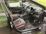 運転席まわりは前方を見渡しやすいレイアウトで、座面と背もたれが身体を支える形状です。赤と黒の配色が車内のアクセントとなり、乗り込むたびに落ち着いて過ごせる空間です。