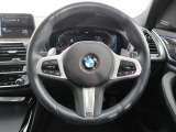 BMWのステアリングのリムは、一般的なものより少し太めにデザインされています。 これはタイヤやステアリングシャフトなどを介して伝わる路面からの入力を、しっかりと把握するためです。