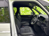 前席はゆったりとしたシートと見通しのよいフロントガラスで、運転席から周囲を確認しやすい空間です。落ち着いた色合いの内装で、乗り込むたびにくつろげる雰囲気が広がります。