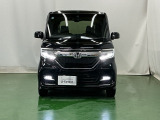 LEDヘッドライトを装備しています。LEDヘッドライトはとても明るく、雨の日や夜間走行も安全・安心です。オートライトコントロール付きで周囲の明るさに応じて自動で点灯・消灯します