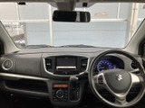 前方の視界が広く、運転席まわりから周囲を見渡しやすい室内です。メーターや画面も視線の先にまとまり、落ち着いた色合いの空間で毎日の移動を快適に過ごせます。