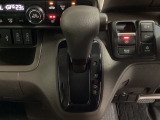 CVT車のセレクトレバーです。低速から高速まで、変速ショックのないスムーズな走りと、エンジン効率のよい領域を維持して燃費にも貢献します。サイドブレーキはスイッチ操作の電子制御パーキングブレーキです。