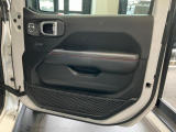 運転席側のドアパネルでございます。