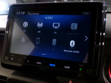 CD、DVD、Bluetooth、AM、FM、AUX、スマートフォン接続ができます。