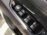 運転席ドアにドアミラーのスイッチとウインドウスイッチを集めています。