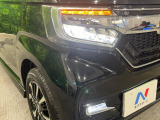 【LEDヘッドライト】悪天候や夜間走行時も良好な視界を確保し安心して運転できる高輝度LEDヘッドライトを装備!点灯速度が早く、消費電力も抑えられています。