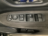 電動格納式リモコンドアミラーと、パワーウィンドウスイッチ等は運転席ドアにあります。