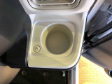 便利なドリンクホルダーが付いています。