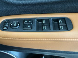 運転席のスイッチで全てのウィンドウの開閉操作を行うことができます。ロックボタンをONにしておくと、運転席以外のウィンドウは作動しないのでお子様を乗せているときなども安心ですね♪