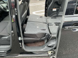 荷室は後席の背もたれを倒して足元に落とすことができるので自転車も積める広さになります☆