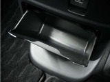 ◆センターロアボックス◆インパネ中央の下部には、ごみ箱としても使用する事ができるセンターロアボックスを装備しております。