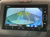 リバースギアに入れるだけで後方の表示へ切り替わります。夜間や雨の日の駐車も楽になりますよ。