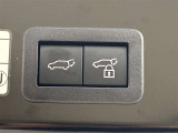 両手が荷物で塞がっている時にはコレ!パワーバックドアで開閉ラクラクです。バックドアに手が届かない時も、リモコンで開閉の操作が可能です。もちろん、荷物もたっぷり積めます。