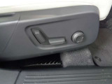 運転席8ウエイパワーシート(ドアミラー連動メモリー機構付)のスイッチ。そして、助手席にも。8ウェイパワーシートスイッチがつきます。