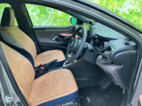 前席は身体を預けやすい形状で、運転席から助手席まで見渡しやすい室内です。明るい色合いのシートが空間にやわらかさを添え、乗り降りもしやすい印象です。