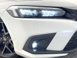 【LEDヘッドライト】悪天候や夜間走行時も良好な視界を確保し安心して運転できる高輝度LEDヘッドライトを装備!点灯速度が早く、消費電力も抑えられています。