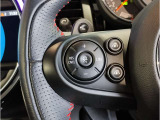 MINIの内装はとにかく『円』に拘ったデザインコンセプトが一目で伝わってきます。これほど円形に拘った車は他に御座いません。伝統のデザイン、トグルスイッチなど遊び心のある内装で御座います。