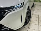 【LEDヘッドライト】悪天候や夜間走行時も良好な視界を確保し安心して運転できる高輝度LEDヘッドライトを装備!点灯速度が早く、消費電力も抑えられています。