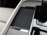 対応機種のスマートフォンを、トンネルコンソールの下のラバープレートに置いておくだけで充電可能。センターディスプレイの機能ビューを使用して、充電プレートのオンとオフを切り替えることができます。