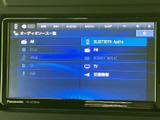 オーディオソースの一覧から、AMやFM、Bluetooth Audio、テレビなどを選択できます。画面に項目が整理されているため、利用したい音源を確認しながら選べて、車内での時間を快適に過ごせます。