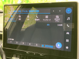 画面には地図や検索、電話などのメニューが表示され、目的に応じて選びやすい構成です。画面上の案内を確認しながら、日常の移動を便利にサポートします。