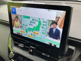 テレビ番組を画面で視聴できる装備です。お出かけの待ち時間など、停車中に映像を楽しみたい場面で活用できます。画面に番組が表示されており、視聴時の操作も分かりやすい印象です。
