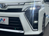 【LEDヘッドライト】悪天候や夜間走行時も良好な視界を確保し安心して運転できる高輝度LEDヘッドライトを装備!点灯速度が早く、消費電力も抑えられています。