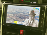 画面には映像コンテンツが表示され、タッチ操作で各種メニューにもアクセスできます。停車中の休憩時間などに映像を楽しめるほか、画面脇の操作部も見やすく配置されています。