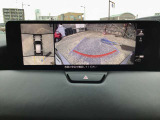 360&deg;ビューモニターでは前後左右4つのカメラ映像をさまざまな走行状況に応じて切り替えてセンターディスプレイに表示することで、駐車時や狭い道でのすれ違い時、見通しの悪い交差点進入時でも安心感を高めます