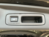 お好みの位置で止められるメモリー機能付の電動リアゲートです!後ろが狭い駐車場でもスムーズに荷物を積めて、さらに背が低い人の手がムリなく届く高さで止めることも可能です!