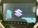 中央の大画面と画面下のタッチ式アイコンで、車内の情報を見やすくまとめています。視線を移しやすい位置にあり、日常の操作にも取り入れやすい装備です。