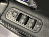 運転席ドアトリムには窓の一括コントローラーと電動ドアミラーのコントローラーが装備。