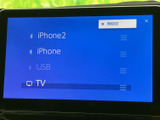 音源の選択画面にはBluetooth接続機器やUSB、テレビの項目が表示されています。使いたい音源を画面で確認しながら選べるため、日々の車内で好みに合わせた楽しみ方ができます。