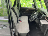 明るい色合いのシートと見通しのよい運転席まわりで、乗り込んだ際も開放感があります。前方や左右を確認しやすい視界で、運転席・助手席ともにゆったり座れる空間です。