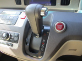 インパネシフトだから視線の移動も少なく足元もスッキリ♪運転席もゆったりしているのでゆとりを持ってドライブできますね!