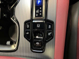 停車時のブレーキホールド機能に対応した電動パーキングブレーキ。渋滞や信号待ちで便利なブレーキホールド機能も装備されています