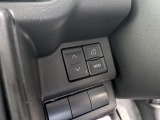 ヘッドアップディスプレイの角度調節ボタンです。運転者にあわせて設定可能です。