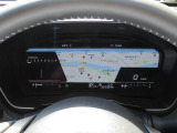 運転に必要な情報をグラフィカルに表示し、少ない視線移動で瞬時に認識できる先進的な液晶メーター。こちらはナビゲーション情報と連携する「地図画面」になります。