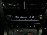 風量自動調整の快適オートエアコンを装備。運転席側・助手席側それぞれに温度設定ができます。