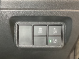 Hondaセンシング用の、VSA(ABS+TCS+横滑り抑制)解除と路外逸脱抑制機能のオンオフスイッチなどはハンドルの右側に装備しています。