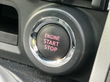 エンジン始動と停止を行うボタンが、文字表示で分かりやすく配置されています。運転席から目に入りやすく、乗車時の操作をスムーズに進められる装備です。