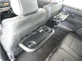 ◆シートバックテーブル◆フロントシートの背面に後席用のテーブルがついています。小物が置けて!カップホルダーもあります、ドライブ中や休憩時にも便利なテーブルです。