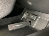 アクセサリーソケットはUSBのアダプターなどをつければ、スマホの充電にも使えます。横にはナビゲーション用の外部入力可能なUSB端子がついており、周辺には物が置けるトレーがついています。