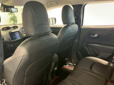 【リアシート】屋根までの高さがある車のため、大人の方でも圧迫感が少なく乗車出来ます。足元は広く取られているため、ゆったりとお乗り頂けます。