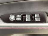 運転席の窓操作部分です。スイッチでミラーや窓の開閉が電動で行えます。