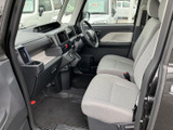 前席は視界が広く、周囲の様子を確認しやすい運転席まわりです。明るい内装色とすっきりした足元が、毎日の乗り降りや移動を心地よく支えてくれます。